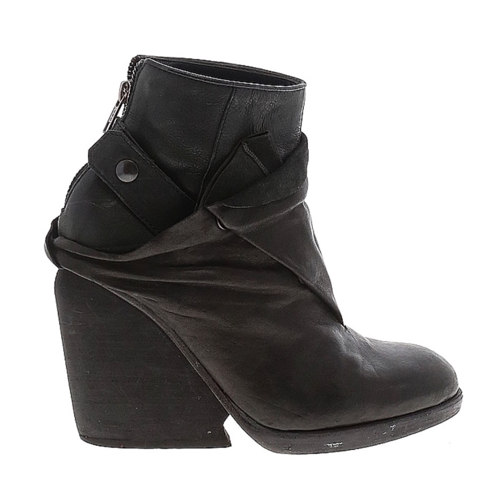LD Tuttle Wedges